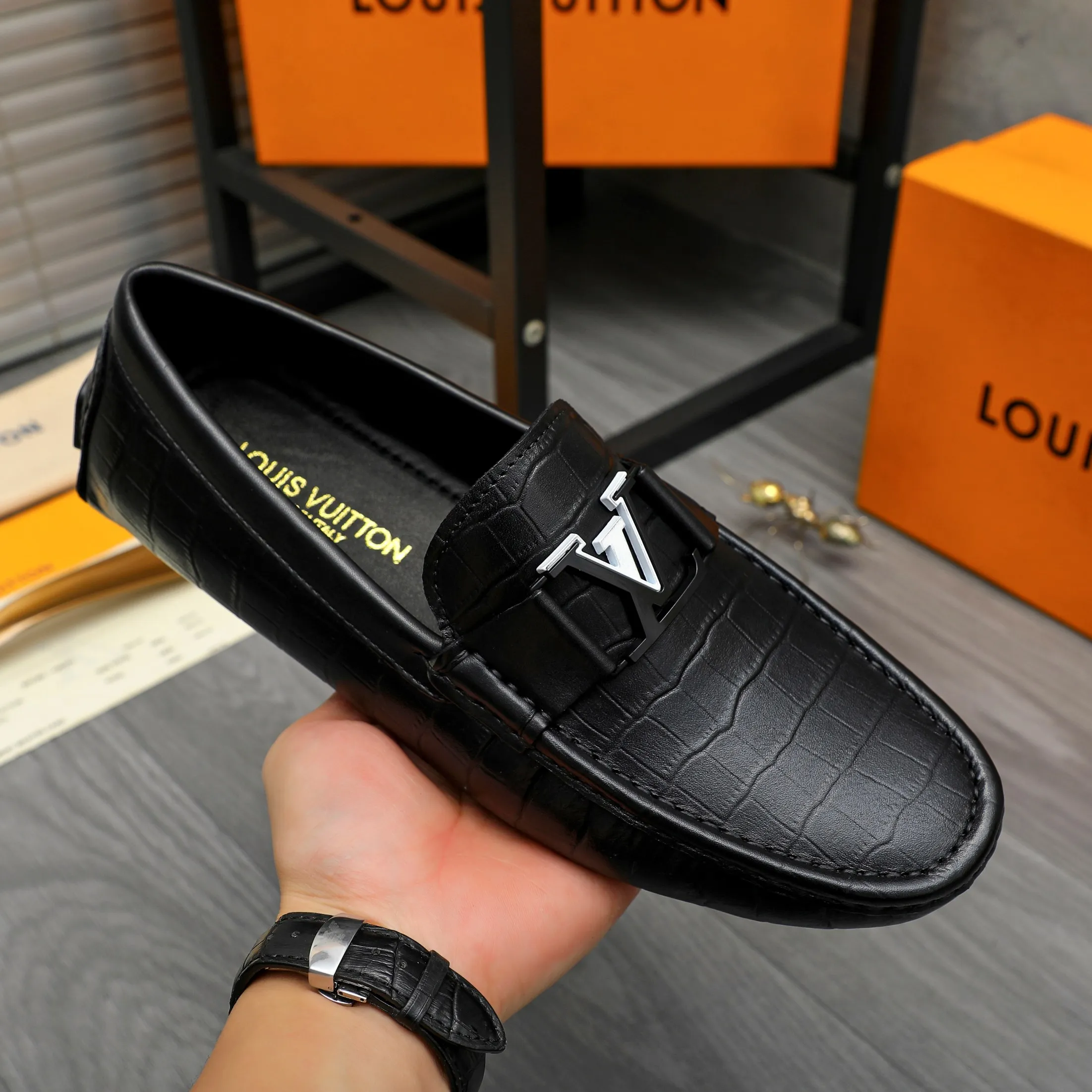 Men's shoes 💰p420 Product trademark: LV "Louis Vuitton" casual slip-on men's shoes Regular size: 38-44 Product material: Selected stone grain cowhide upper, sheepskin lining, original rubber outsole